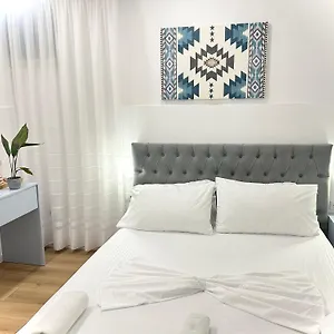 Otel Square, Tiran